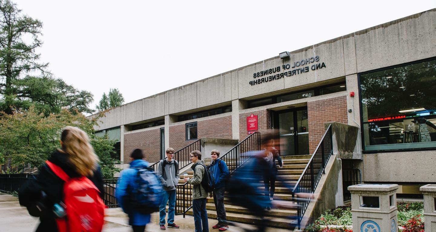 学生们走过商业与创业学院 