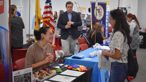 学生 at the North Central College Career & Internship Fair.